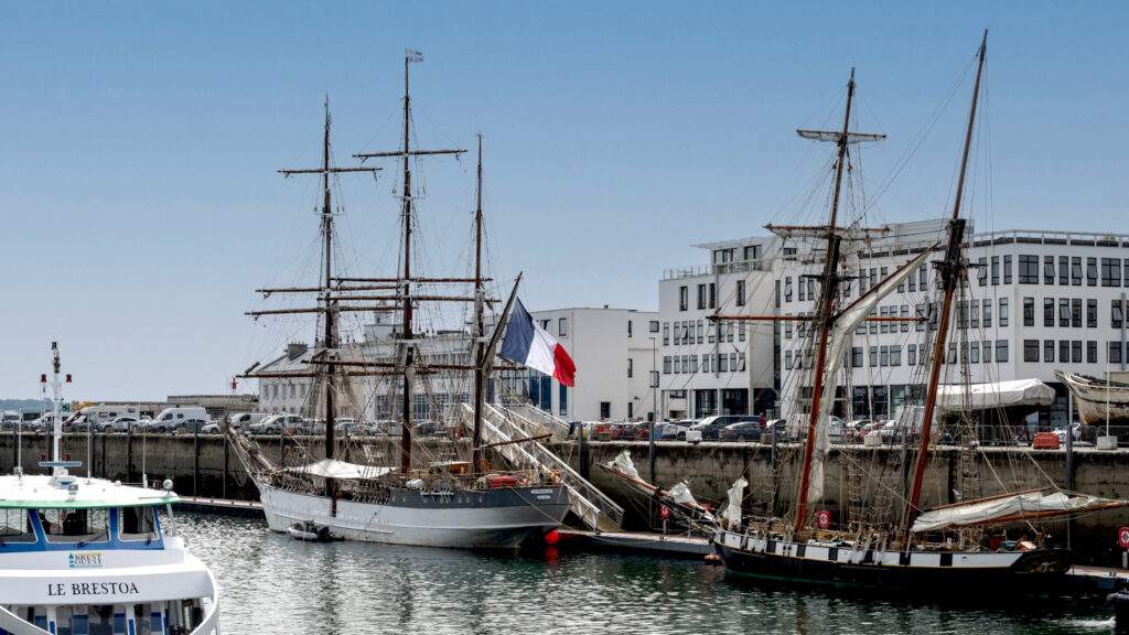 un vieux gréement amarré au port de Brest
