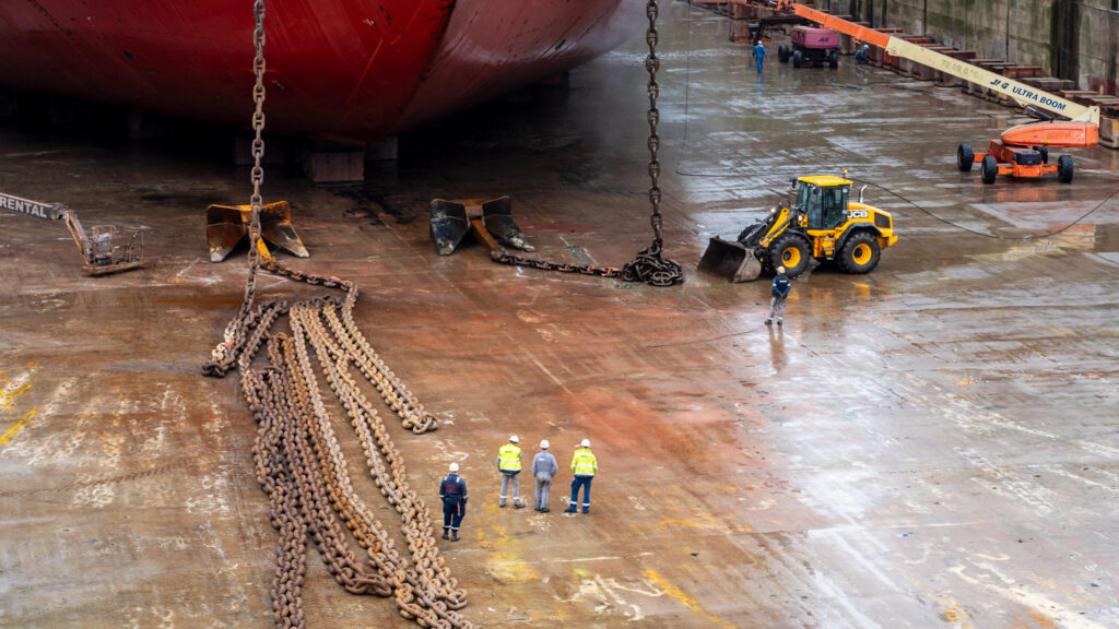 Des technicien BrestPort dans une cale-seche du port de Brest