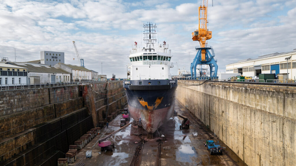 Vue avant d'un bateau en travaux dans une cale-sèche du port de Brest