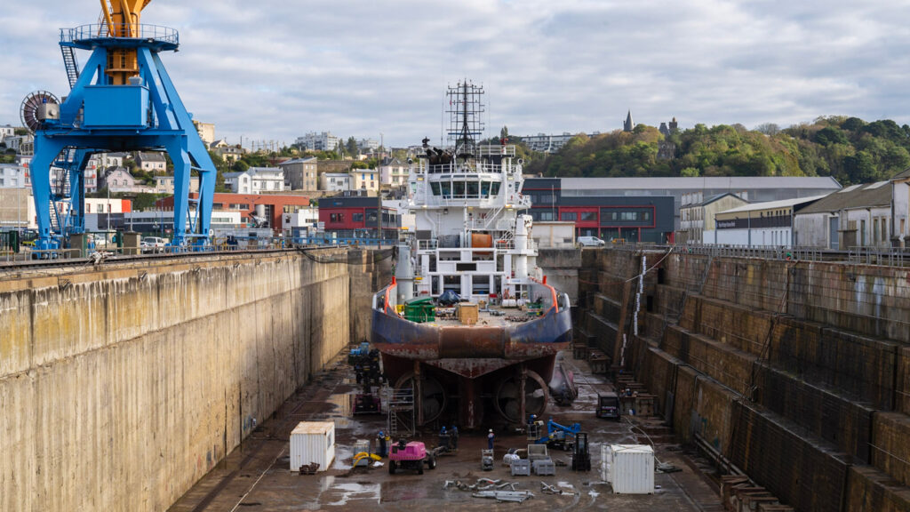 Vue arrière d'un bateau en travaux dans une cale-sèche du port de Brest