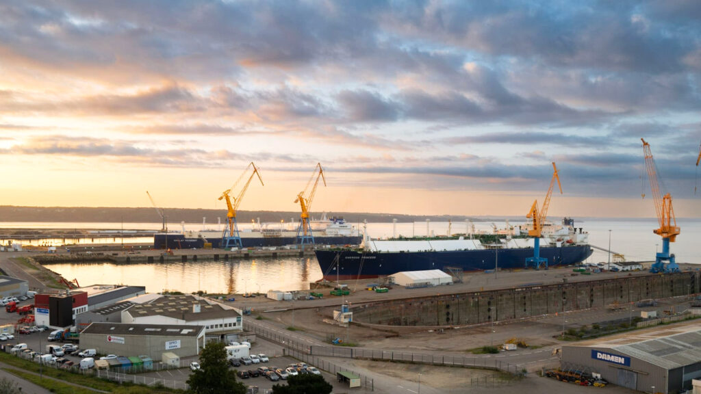 Vue aerienne du port de Brest au petit matin.