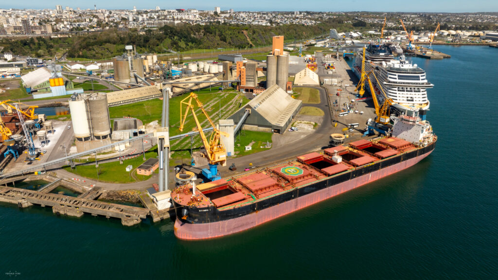 Vue aerienne de l'appontement sablier du port de Brest