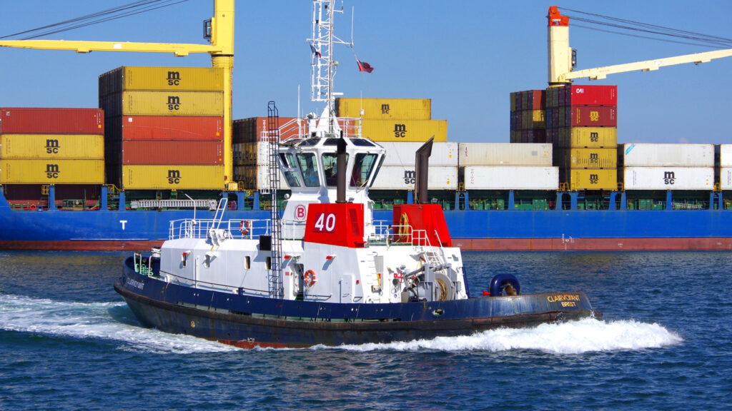 Un remorqueur du port de Brest face au quai