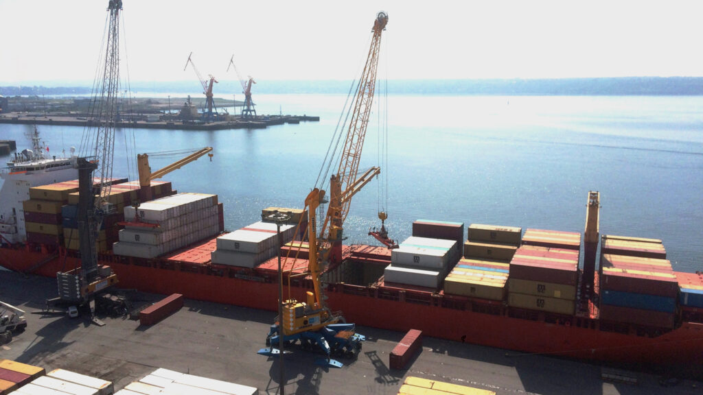 Une grue du port de Brest en action