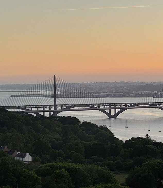 Le pont de l'Iroise au petit matin avec le port de Brest en arrière-plan