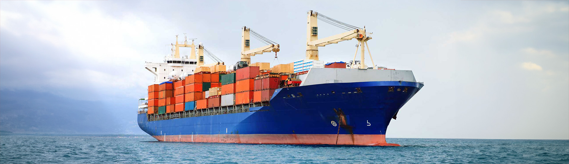 Un porte contener arrivant au port de brest