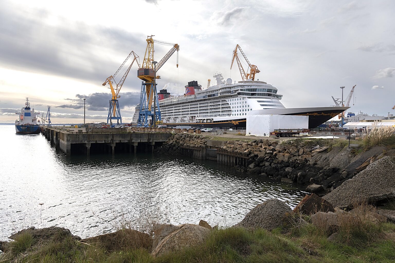 Le paquebot Norwegian Bliss en réparation au QR5 du port de Brest