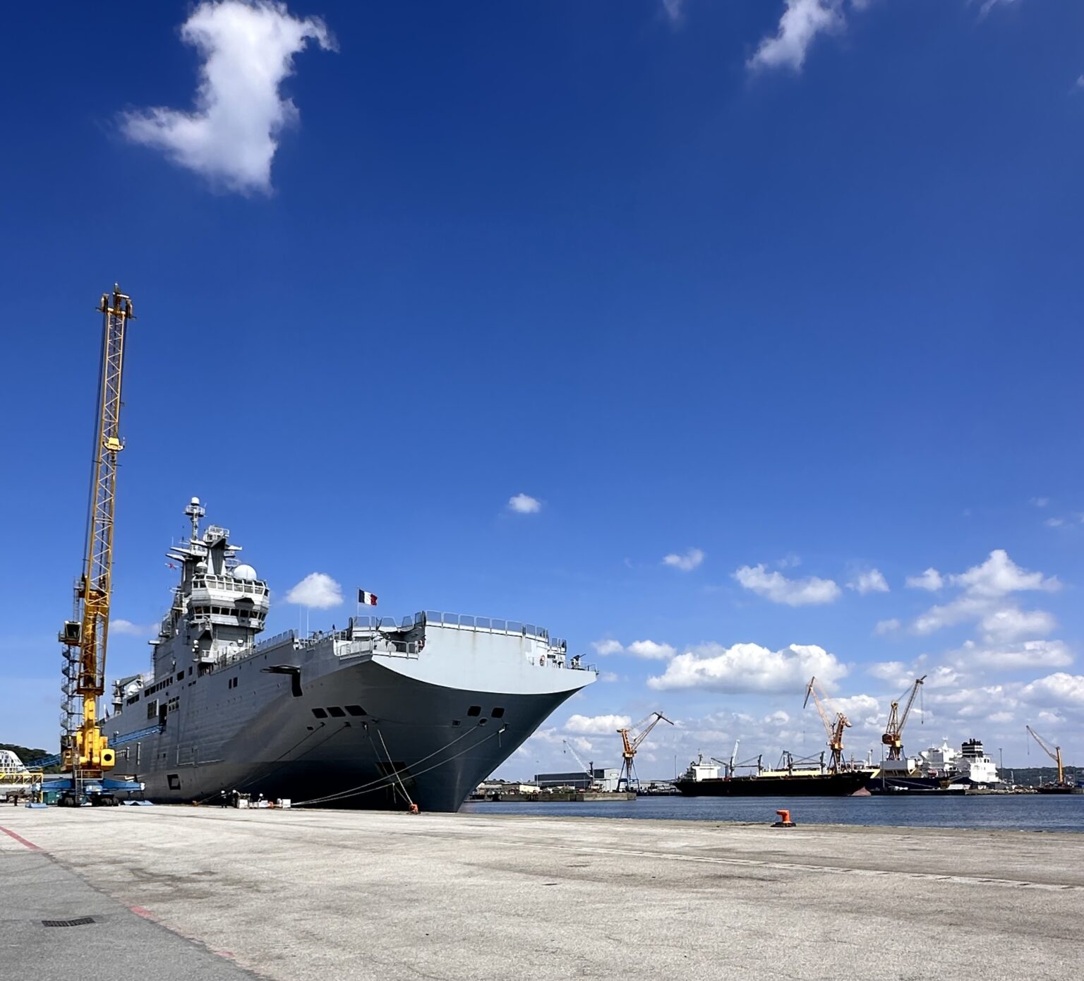 Le Porte-Hélicoptère Tonerre au port de Brest