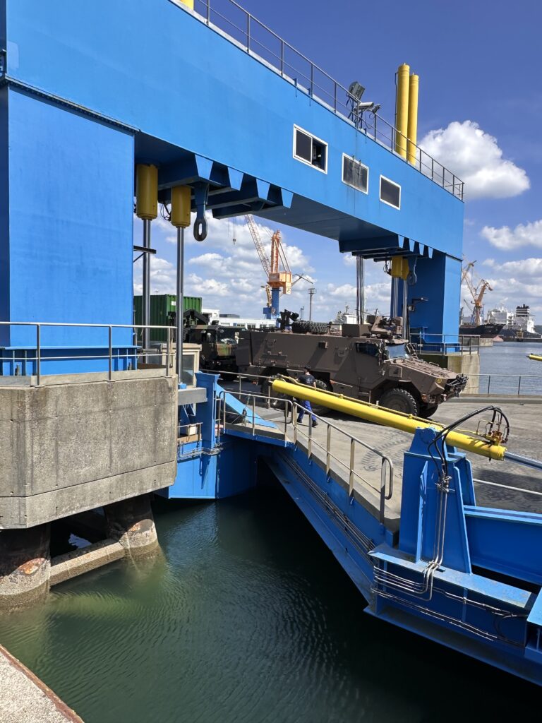 Passage de véhicules militaires par la passerelle Ro-Ro de BrestPort