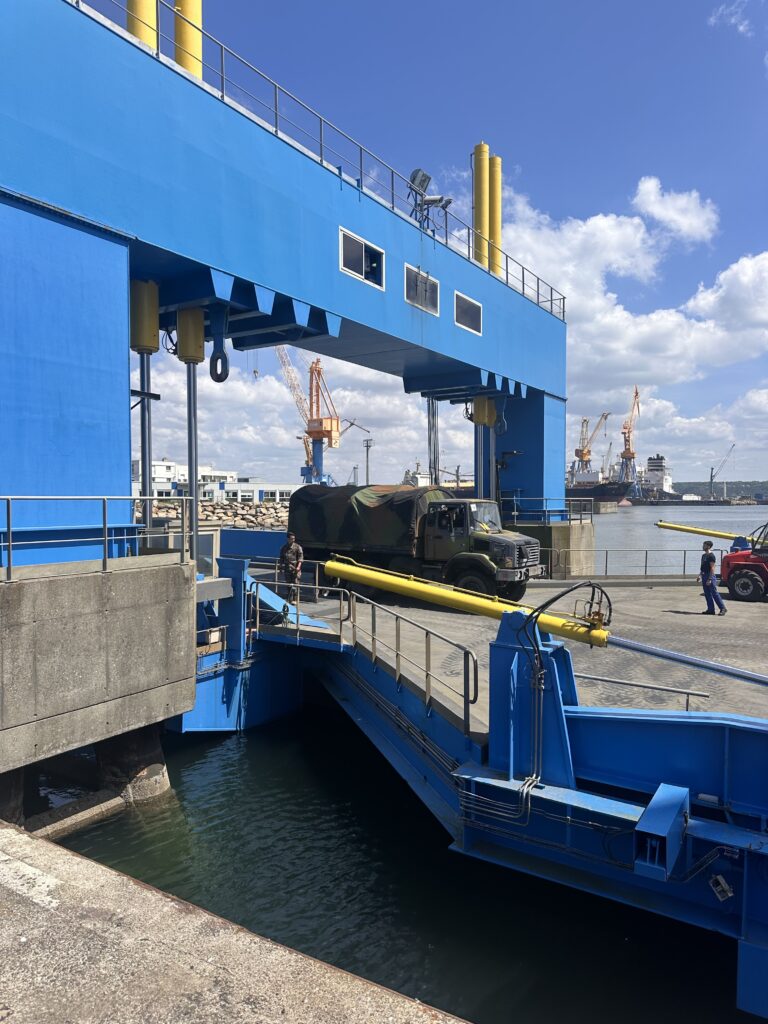 Passage de véhicules militaires par la passerelle Ro-Ro de BrestPort