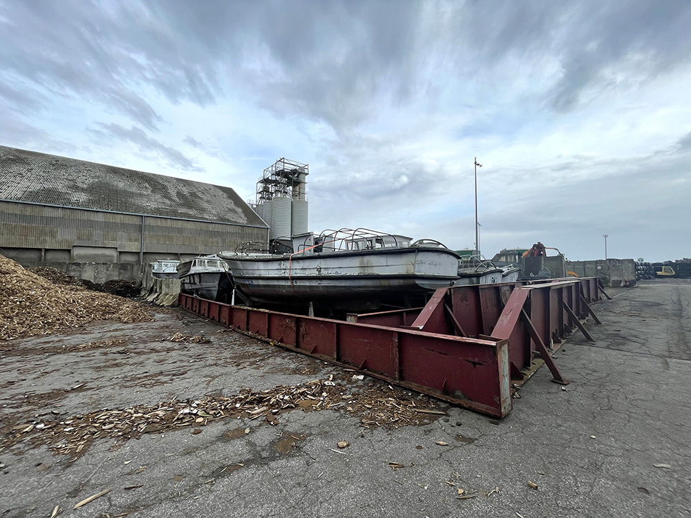 Déconstruction de petits bateaux de la Marine nationale par les Recycleurs Bretons Navaleo au 5e bassin du port de commerce de Brest