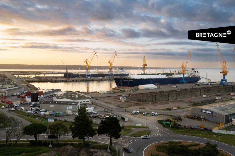 Photo du port de Brest avec le logo de la marque Bretagne