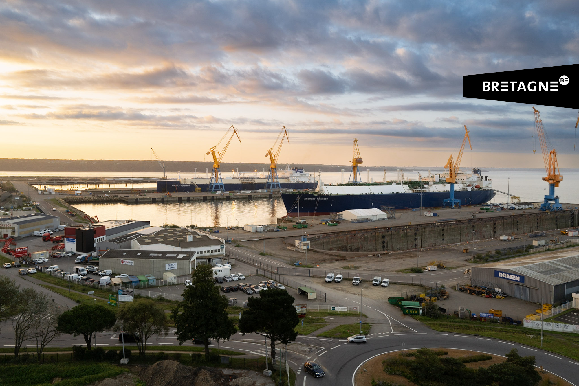 Photo du port de Brest avec le logo de la marque Bretagne